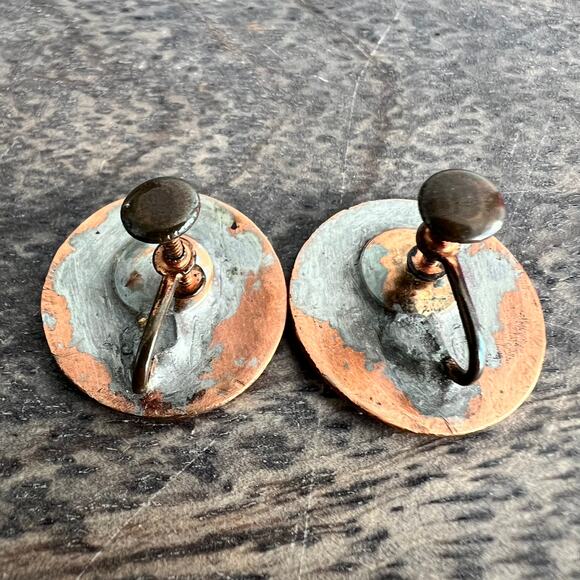 Vintage abstract pale green artistic screw back circular medallion earrings - Picture 4 of 7